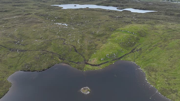 El misterio del Loch Bhorgastail: descubren una isla artificial de madera tan antigua como Stonehenge