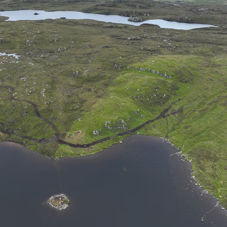 El misterio del Loch Bhorgastail: descubren una isla artificial de madera tan antigua como Stonehenge