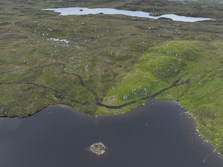 El misterio del Loch Bhorgastail: descubren una isla artificial de madera tan antigua como Stonehenge