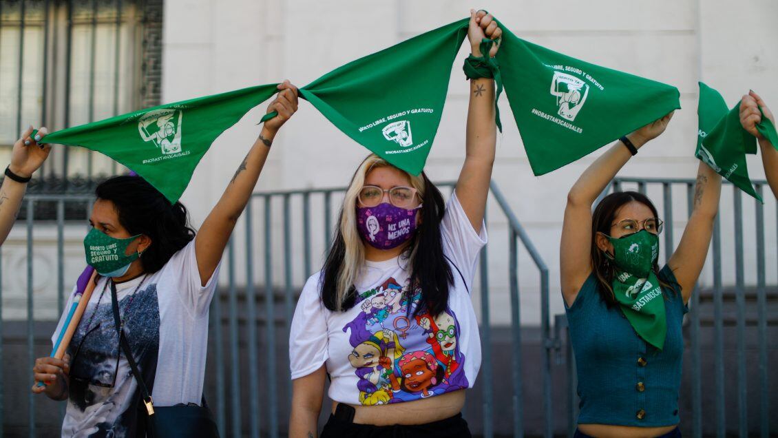 28 de Septiembre de 2021 /SANTIAGO En el Día de Acción Global por el Aborto Legal y Seguro en América Latina y el Caribe, desde Chile las organizaciones que forman parte de la Mesa de Acción por el Aborto en Chile convocaron a rodear de pañuelos verdes la Convención Constitucional en el Ex Congreso en Santiago.
FOTO CRISTOBAL ESCOBAR /AGENCIAUNO