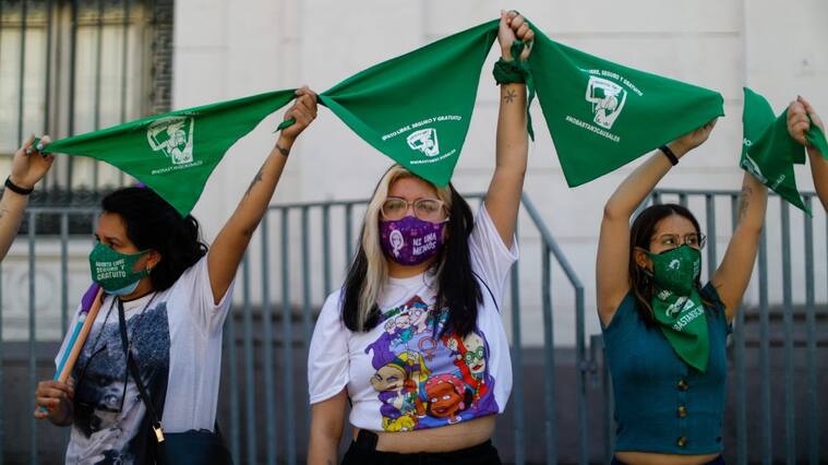 28 de Septiembre de 2021 /SANTIAGO En el Día de Acción Global por el Aborto Legal y Seguro en América Latina y el Caribe, desde Chile las organizaciones que forman parte de la Mesa de Acción por el Aborto en Chile convocaron a rodear de pañuelos verdes la Convención Constitucional en el Ex Congreso en Santiago.
FOTO CRISTOBAL ESCOBAR /AGENCIAUNO