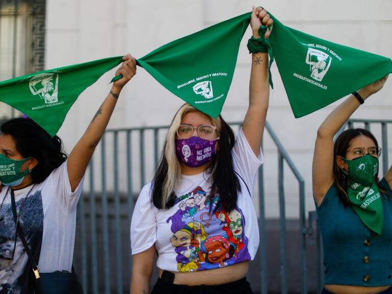 28 de Septiembre de 2021 /SANTIAGO En el Día de Acción Global por el Aborto Legal y Seguro en América Latina y el Caribe, desde Chile las organizaciones que forman parte de la Mesa de Acción por el Aborto en Chile convocaron a rodear de pañuelos verdes la Convención Constitucional en el Ex Congreso en Santiago.
FOTO CRISTOBAL ESCOBAR /AGENCIAUNO