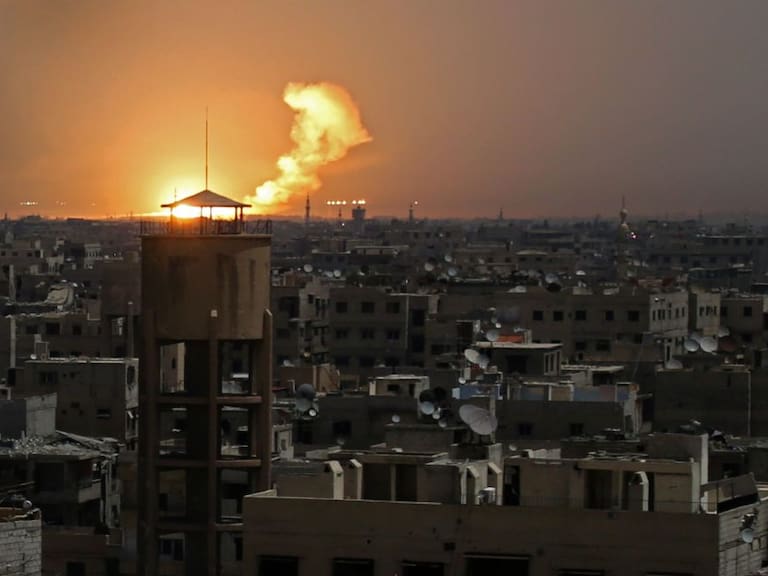 El fuego que provoca el impacto de cohetes en las afueras de Damasco