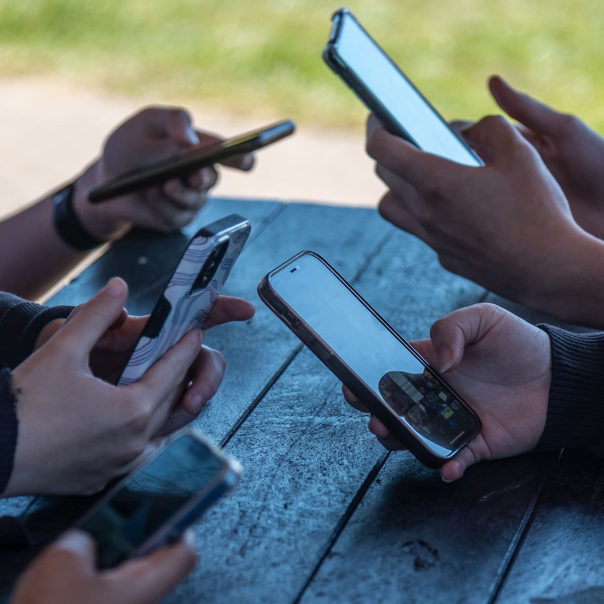 Nueva Zelanda busca prohibir las redes sociales a menores de 16 años: plataformas arriesgan millonarias multas