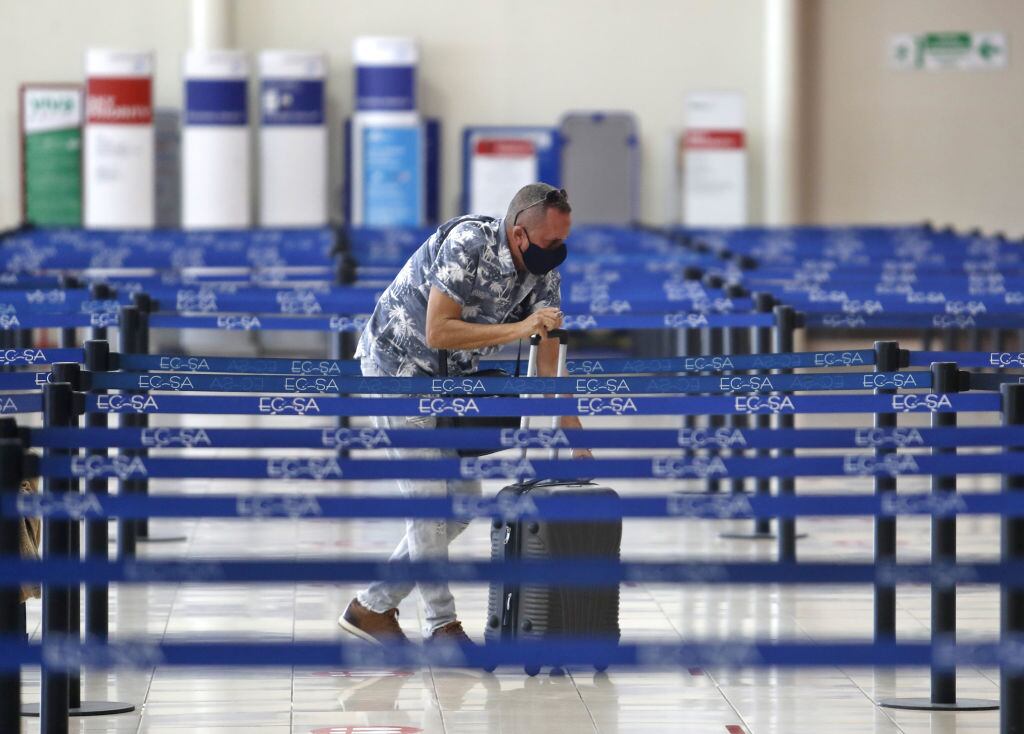 Turistas llegan al aeropuerto de La Habana