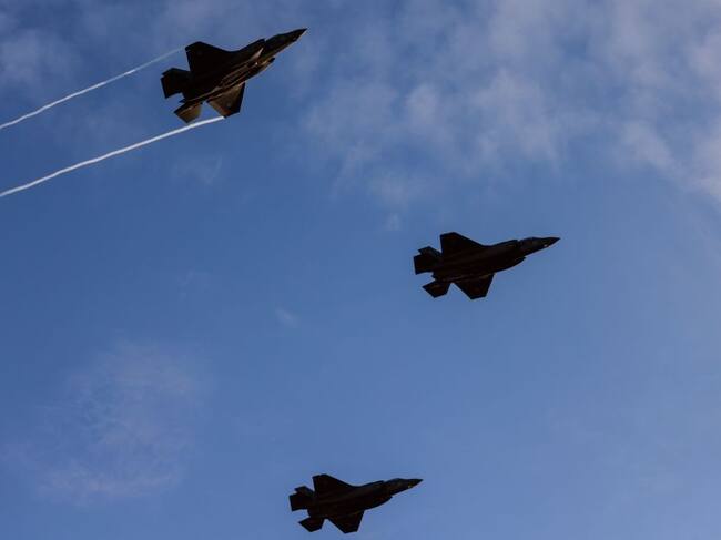 Vuelo de cazabombarderos F-35 que fabrica Lockheed Martin