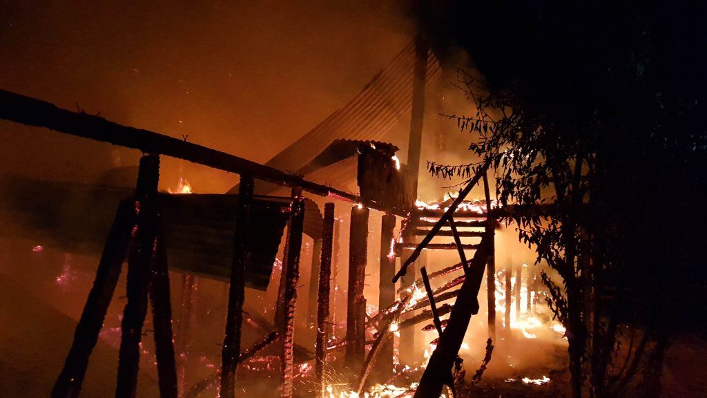 04 de JULIO de 2020 / CAÑETE7 cabañas fueron quemadas anoche tras recibir un ataque incendiario por desconocidos en el centro turístico Wenu Mapu en el sector de Peleco, donde se encontró un lienzo con consignas referentes a la causa mapuche.
FOTO: AGENCIAUNO