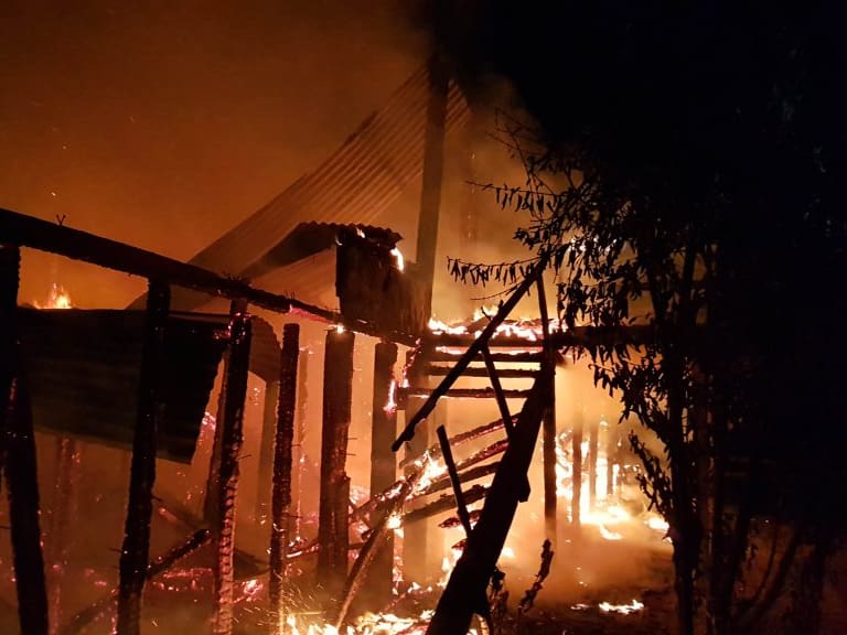 04 de JULIO de 2020 / CAÑETE7 cabañas fueron quemadas anoche tras recibir un ataque incendiario por desconocidos en el centro turístico Wenu Mapu en el sector de Peleco, donde se encontró un lienzo con consignas referentes a la causa mapuche.
FOTO: AGENCIAUNO