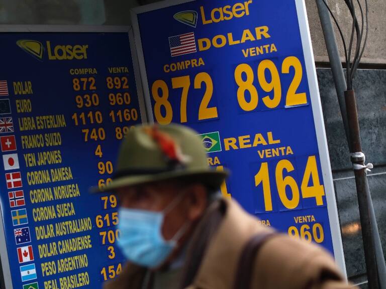 Dólar en Chile: divisa continúa a la baja y se posiciona bajo los $900