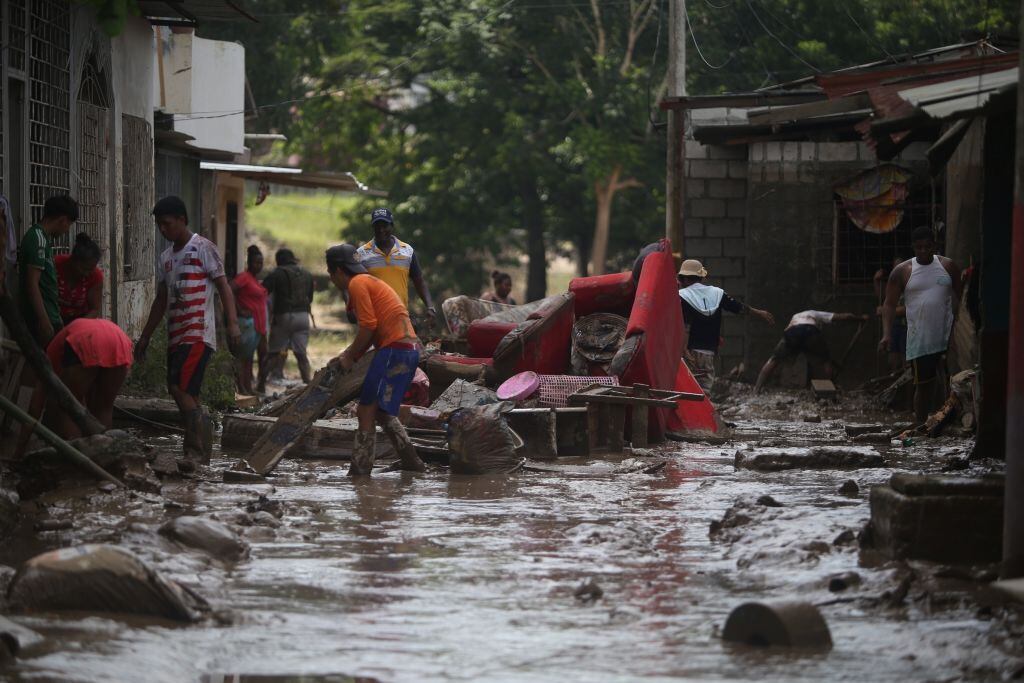 Las personas intentan rescatar sus bienes tras las fuertes lluvias en Ecuador