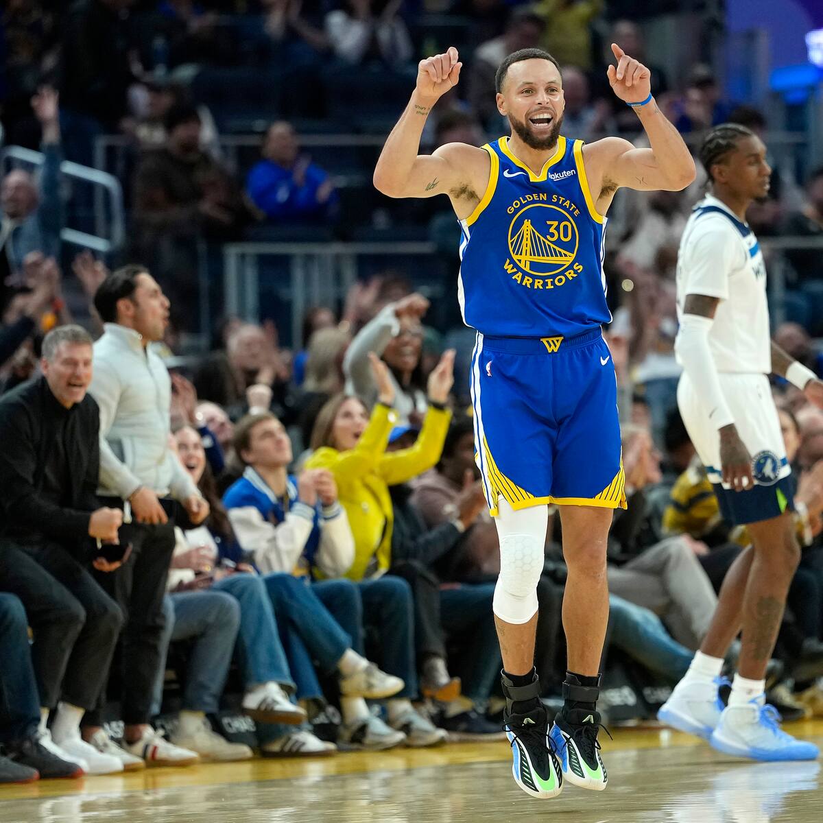 ¡Locura! Stephen Curry logra un increíble lanzamiento que cruza toda la cancha y demuestra que es uno de los mejores lanzadores de la NBA