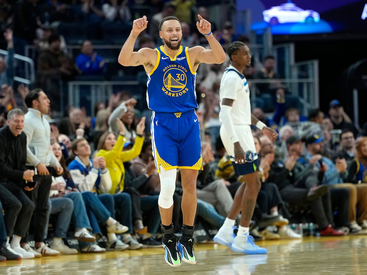 ¡Locura! Stephen Curry logra un increíble lanzamiento que cruza toda la cancha y demuestra que es uno de los mejores lanzadores de la NBA