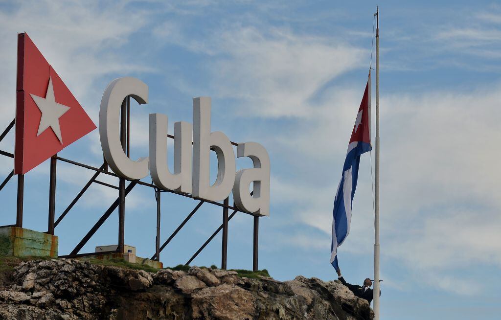 El nombre y la bandera de Cuba en el aeropuerto internacional José Martí