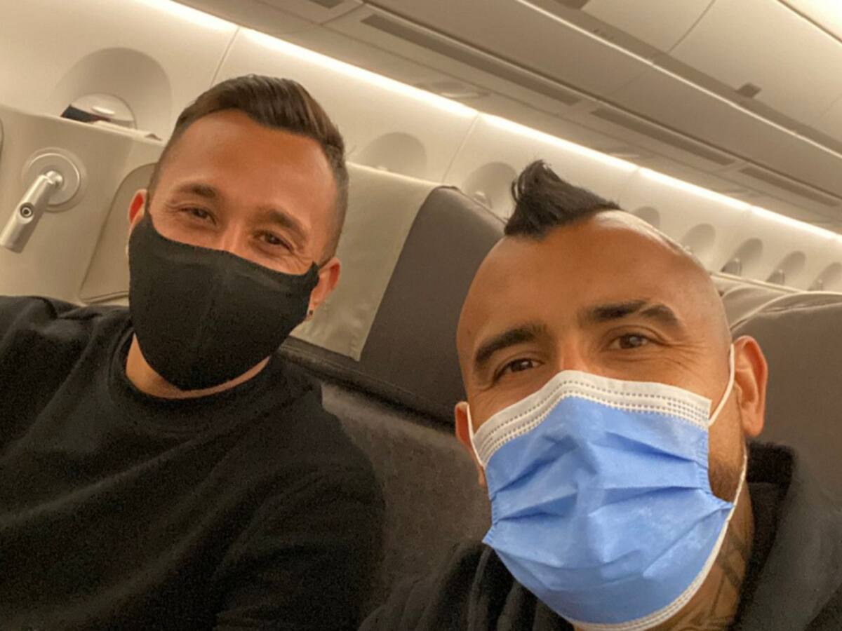 Arturo Vidal se embarcó junto a Fabián Orellana rumbo al país: «Con mi hermanito. Allá vamos Chile»