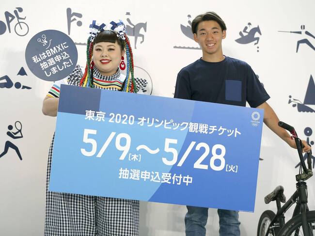 Naomi Watanabe y el ciclista de BMX Rimu Nakamura / Getty Images7