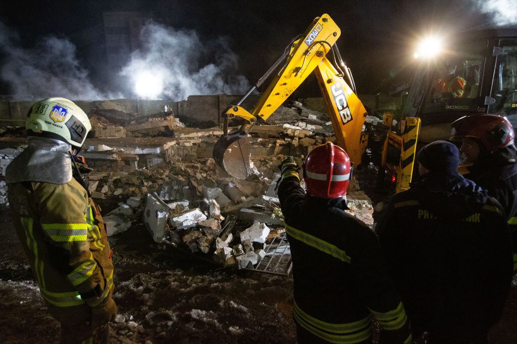Los bomberos y trabajadores de Ucrania revisan zona de la explosión de gas en una fábrica