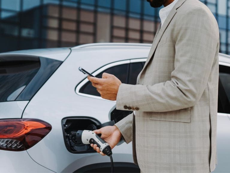 Los vehículos eléctricos e híbridos más comercializados en Chile y los nuevos lubricantes que pueden usar