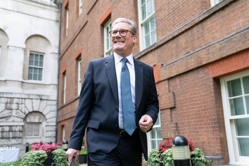 El primer ministro del Reino Unido, Keir Starmer, camina en la ciudad de Londres.