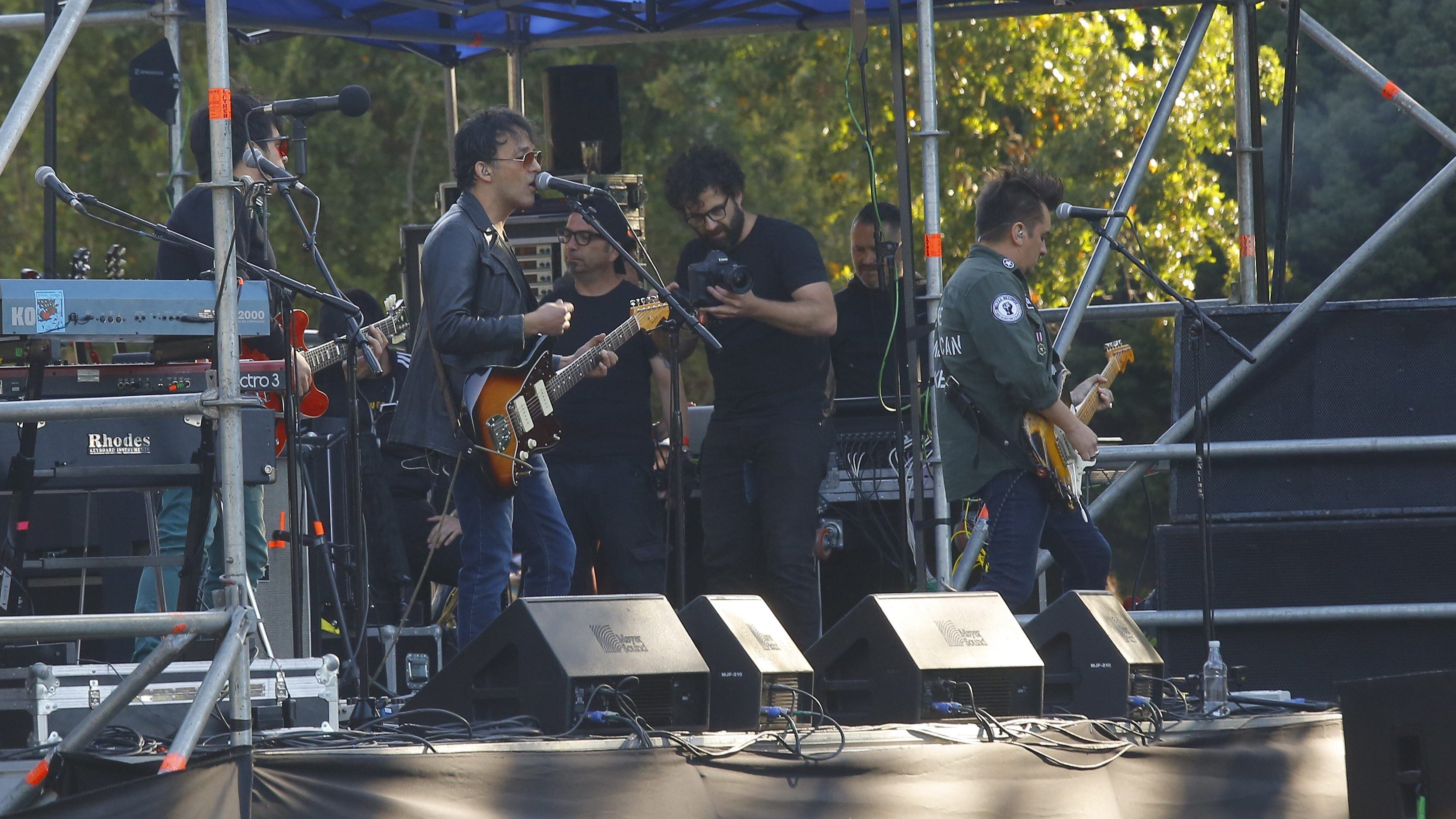 Presentación del Grupo Los Bunkers en la Universidad de Concepción, en el marco del estallido social de 2019. FOTO:SEBASTIAN BROGCA/AGENCIAUNO