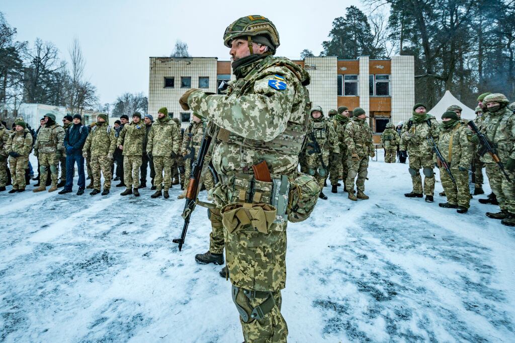 Soldados de Ucrania forman milicias de civiles cerca de la frontera con Rusia