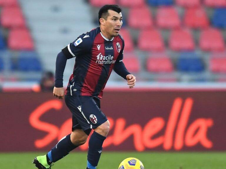 BOLOGNA, ITALY - DECEMBER 13: Gary Medel of Bologna FC in action during the Serie A match between Bologna FC and AS Roma at Stadio Renato Dall'Ara on December 13, 2020 in Bologna, Italy. (Photo by Alessandro Sabattini/Getty Images)