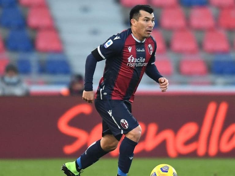 BOLOGNA, ITALY - DECEMBER 13: Gary Medel of Bologna FC in action during the Serie A match between Bologna FC and AS Roma at Stadio Renato Dall&#039;Ara on December 13, 2020 in Bologna, Italy. (Photo by Alessandro Sabattini/Getty Images)