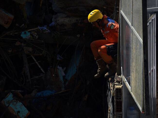 Rescatistas buscan sobrevivientes entre los escombros en Petrópolis