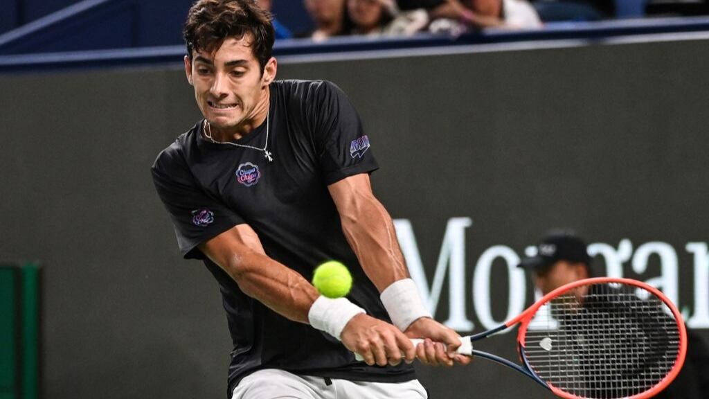 Cristian Garin no puede contra un sólido Daniil Medvedev y queda fuera en Shanghai