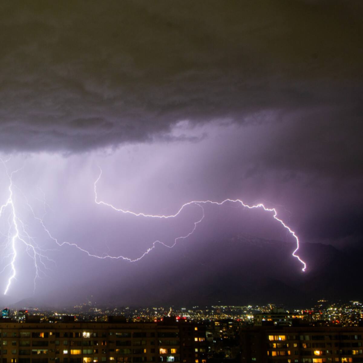 Anuncian nuevas tormentas eléctricas en Santiago para este viernes: revisa la hora clave en que se registrarán