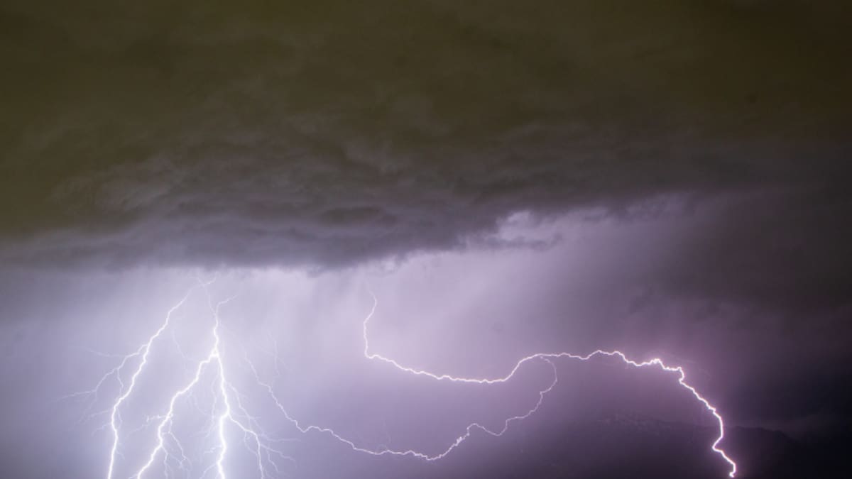 Lluvia y granizos en la RM: más de 27 mil clientes quedan sin luz tras sorpresivo temporal