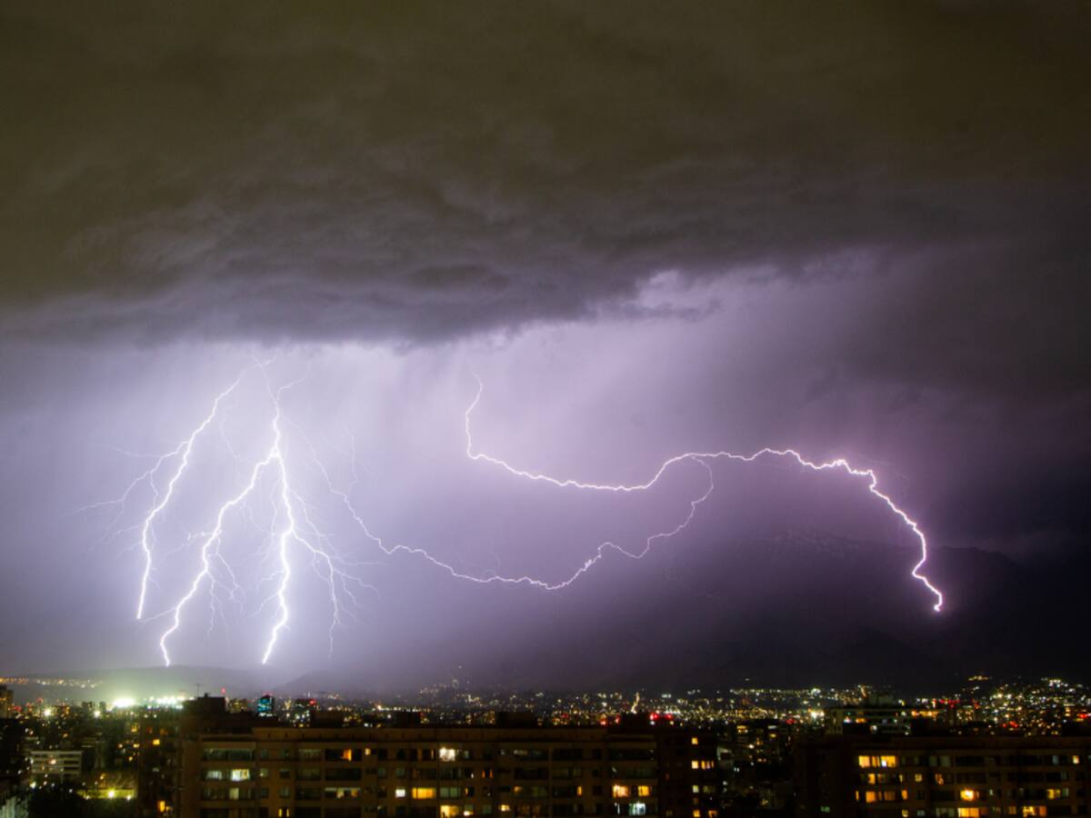 Anuncian nuevas tormentas eléctricas en Santiago para este viernes: revisa la hora clave en que se registrarán