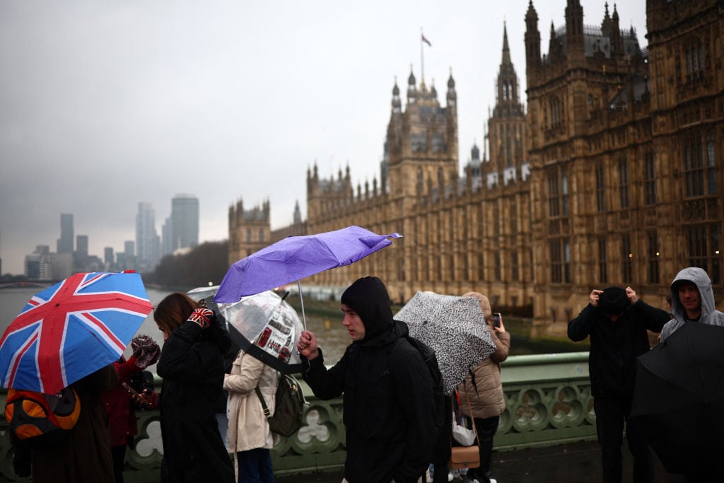 Un grupo de personas observan la sede del parlamento del Reino Unido en la ciudad de Londres en Inglaterra.