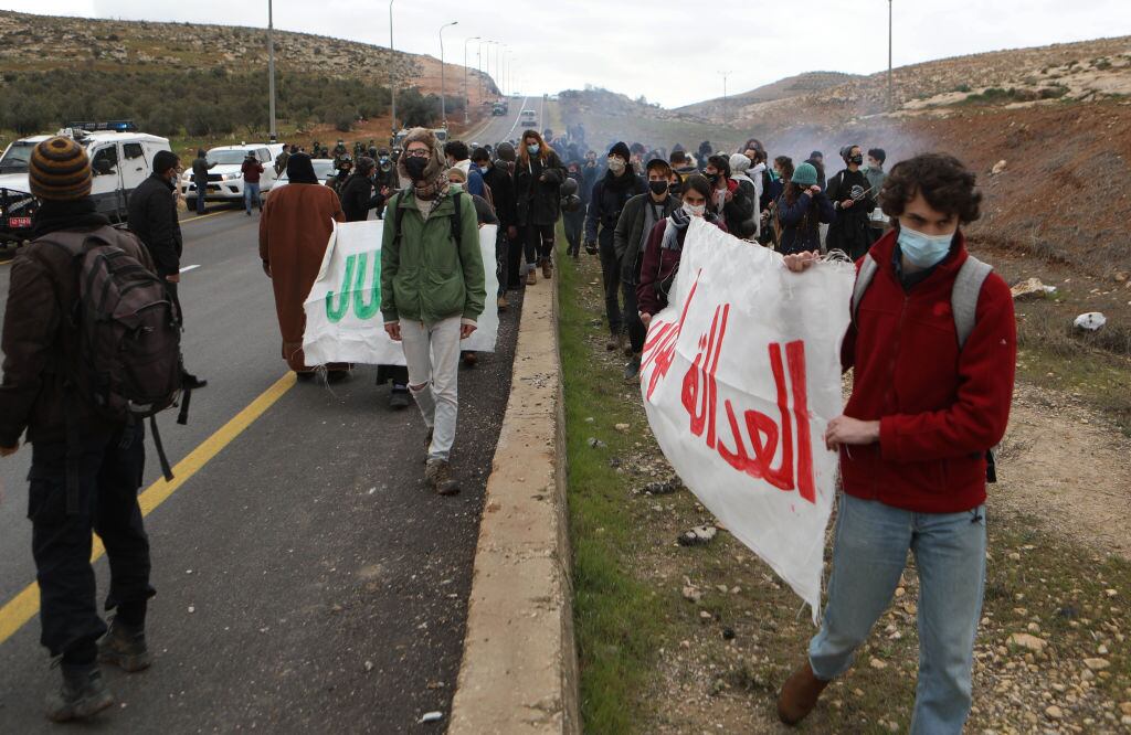 Un grupo de palestinos protesta por invasión de sus comunidades