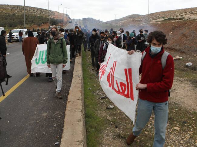 Un grupo de palestinos protesta por invasión de sus comunidades