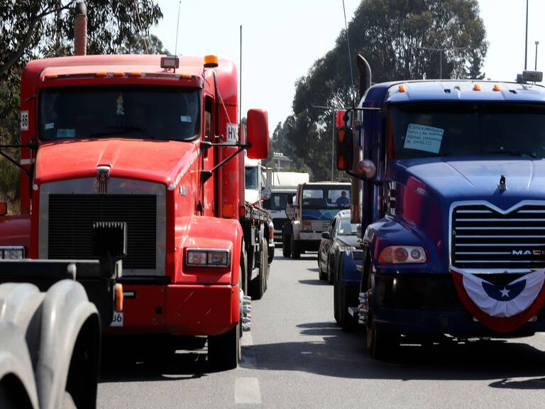 11 DE FEBRERO DE 2022/VALPARAISOAlrededor de 50 camiones bloquean parte de la Ruta 68 con el enlace con camino La Polvora, en protesta por el asesinado de un camionero en el norte del país.
FOTO: MANUEL LEMA OLGUIN/AGENCIAUNO