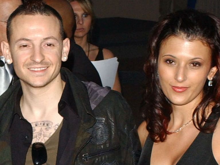 Viuda de Chester Bennington compartió inédito video del cantante y su hijo