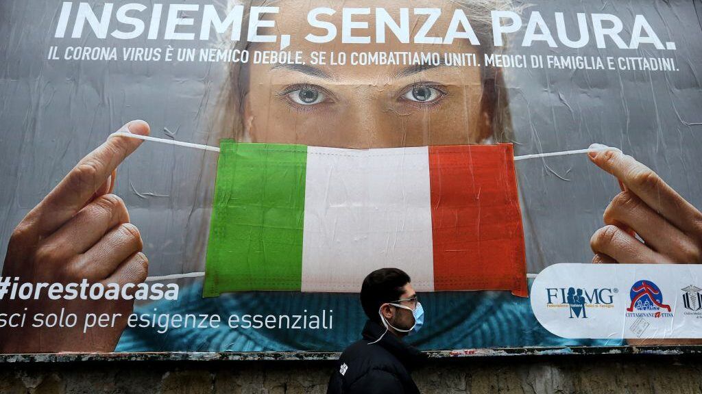 Publicidad para el uso de mascarillas en Italia