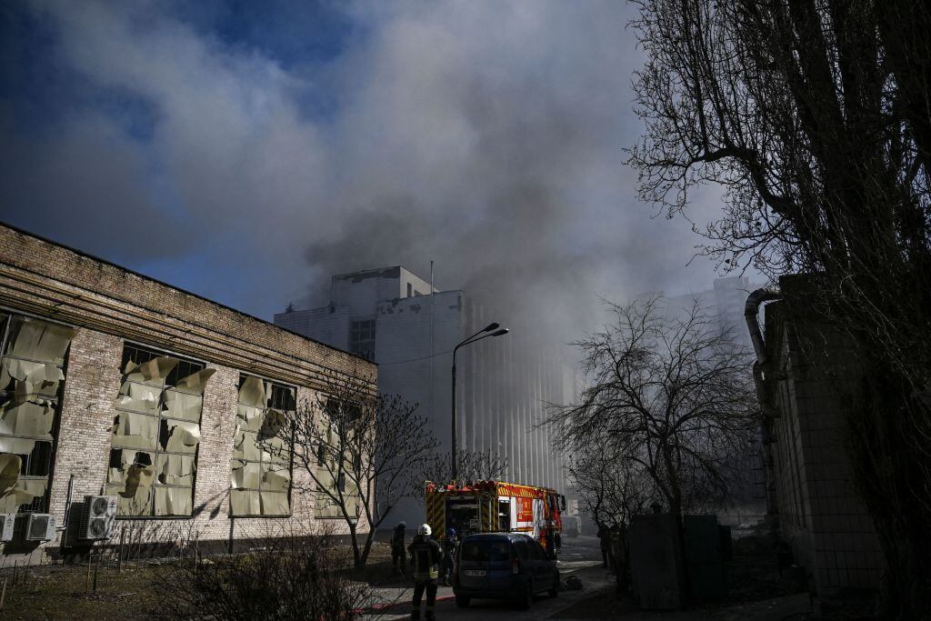 Incendio del edificio de investigación en Kiev tras recibir un ataque