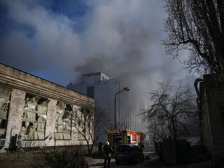 Incendio del edificio de investigación en Kiev tras recibir un ataque