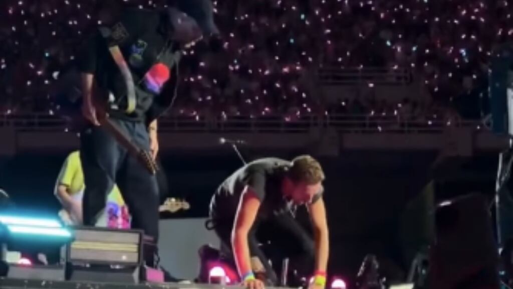 Accidente en concierto de Coldplay: fan cae al vacío tras intentar subir al escenario