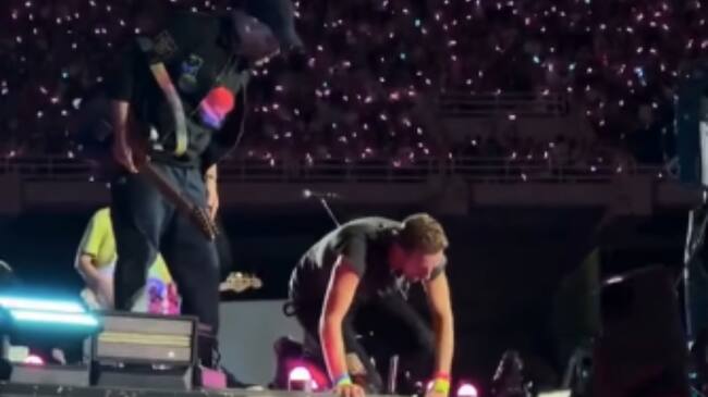 Accidente en concierto de Coldplay: fan cae al vacío tras intentar subir al escenario
