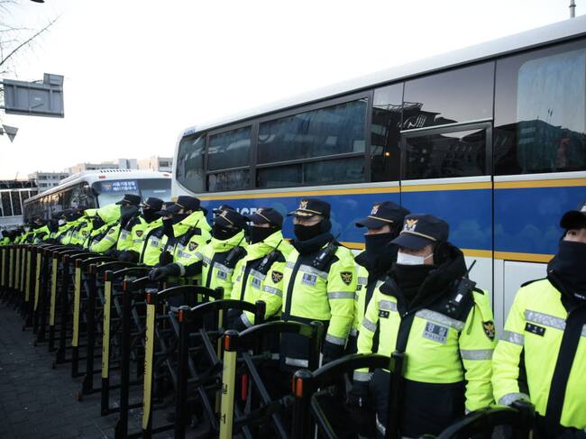 La policía lleva adelante un operativo para detener a Yoon Suk Yeol, el presidente destituido de Corea del Sur que es investigado por aplicar la ley marcial