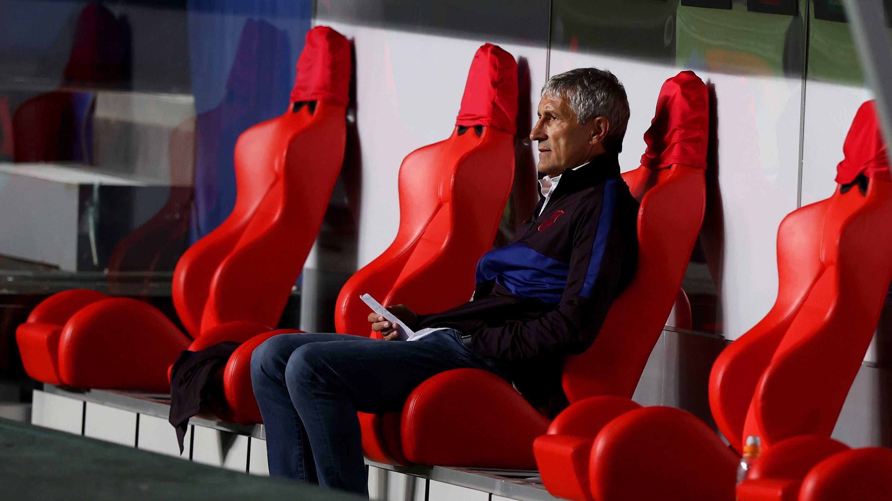 LISBON, PORTUGAL - AUGUST 14: Quique Setien, Head Coach of FC Barcelona looks on during the UEFA Champions League Quarter Final match between Barcelona and Bayern Munich at Estadio do Sport Lisboa e Benfica on August 14, 2020 in Lisbon, Portugal. (Photo by Rafael Marchante/Pool via Getty Images)