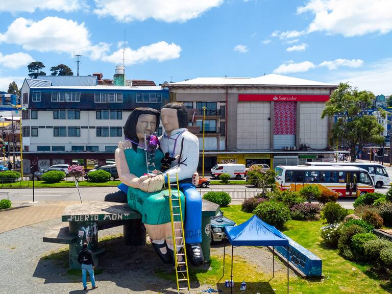 26 de Noviembre de 2020 / PUERTO MONTTUn grupo de personas pertenecientes a una agrupación cultural restaura e interviene la estatua Sentados Frente al Mar durante cuarentena total por Covid-19
FOTO: FELIPE CONSTANZO / AGENCIAUNO