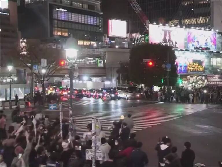 El ejemplar festejo de los hinchas en Japón tras el triunfo ante Alemania: evitan infringir las reglas de tránsito