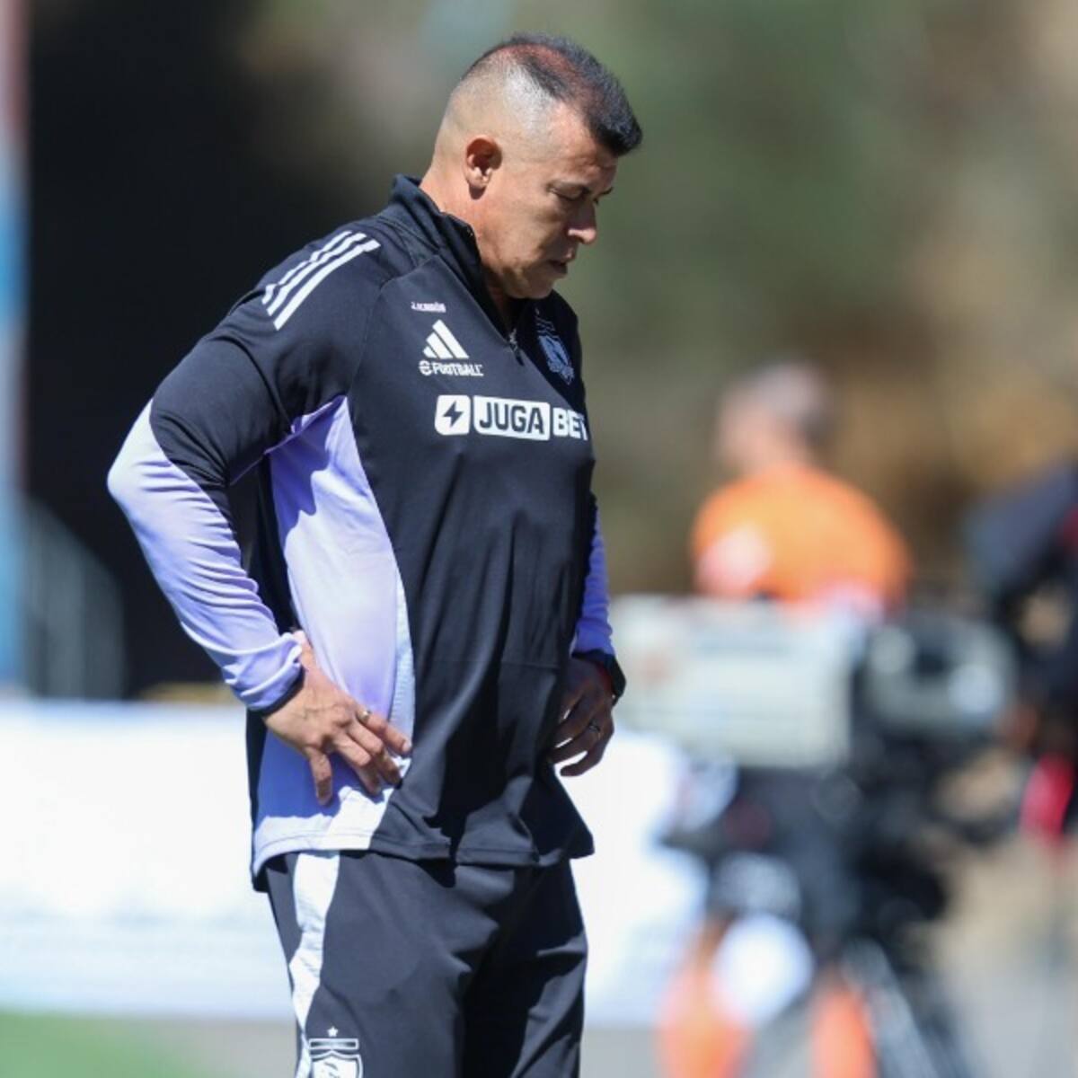 ¿Hay un distanciamiento? El difícil momento que atravesaría Jorge Almirón con el plantel de Colo Colo