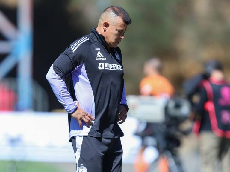 ¿Hay un distanciamiento? El difícil momento que atravesaría Jorge Almirón con el plantel de Colo Colo