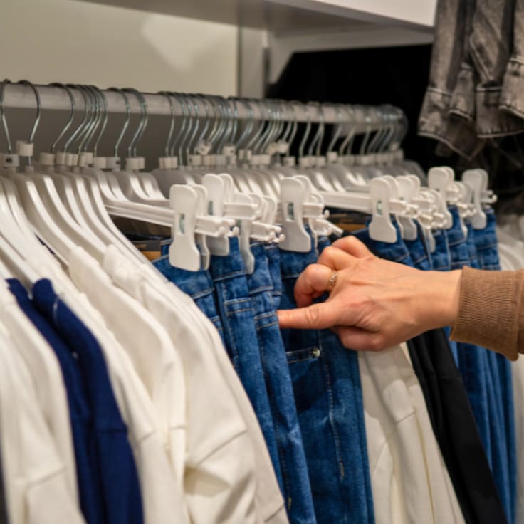 Reconocida marca española de ropa llega a Chile y abre su primera tienda en Santiago: ¿Dónde está ubicada?