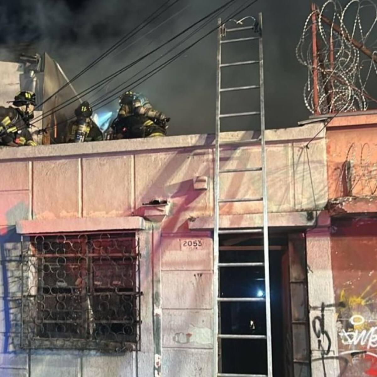 Incendio en Independencia afecta a 3 casas: decenas de vecinos fueron evacuados ante riesgo de propagación