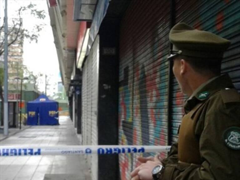 Hombre muere apuñalado al resistirse a asalto en el centro de Santiago